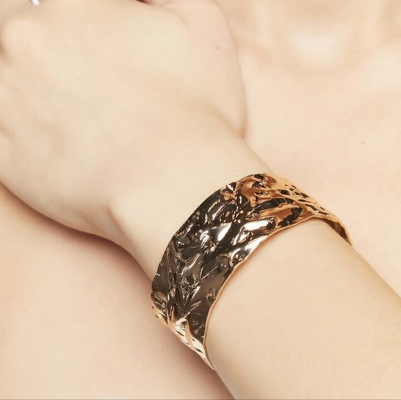Gold Tone Modernist Hammered Textured Lightweight Open Cuff Bracelet Flat Bangle - Picture 1 of 3